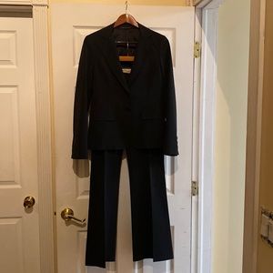 Theory suit Black . Jacket size S pants size 4